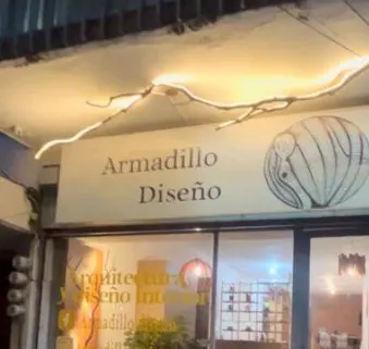 Fachada del showroom de Armadillo Diseño